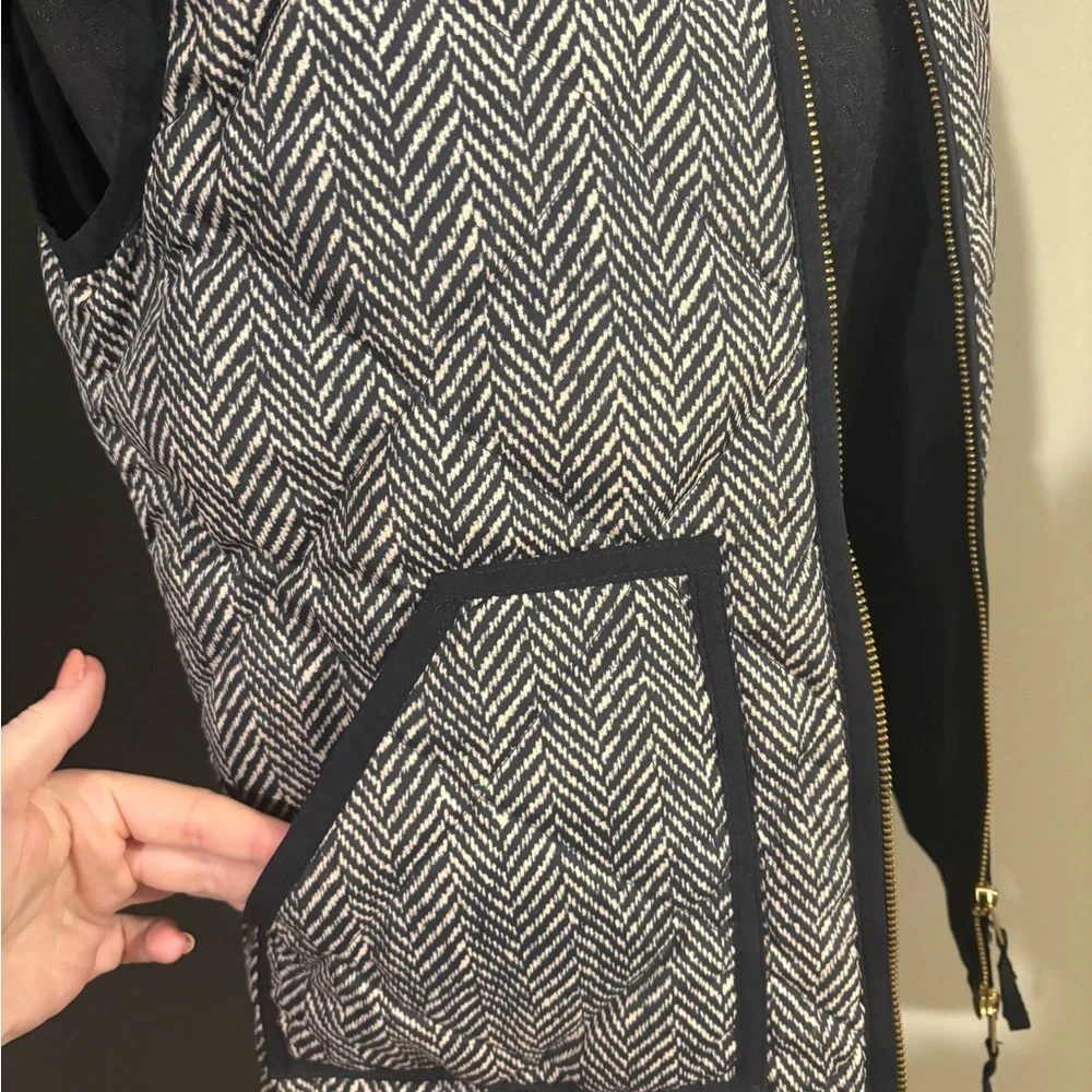 J. Crew Black and White Herringbone Puffer Vest 💜